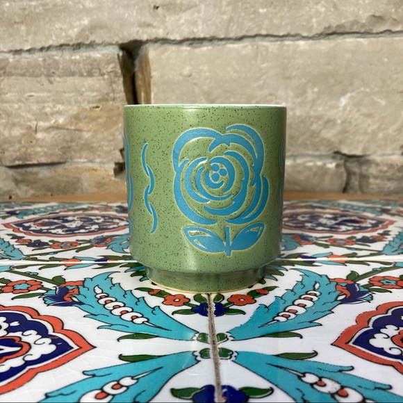 Green mug with blue flower outlines, and fancy swirl motifs - Picture 3 of 10